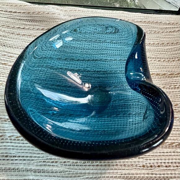 Blenko Vintage Cobalt Blue Controlled Bubble Art Glass Bowl or Ashtray - Picture 8 of 16